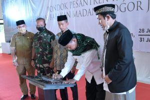 Resmikan Auditorium Pesantren Fajrussalam Bogor, Pak Uu Pesan Santri Harus Ada