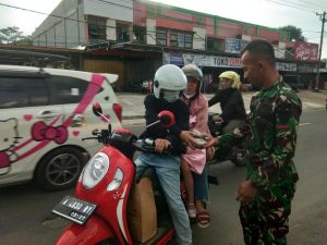 Indahnya Jelang Akhir Ramadhan, Jajaran Batalyon Kodam III/Slw Berikan Takjil dan Buka Bersama Nakes