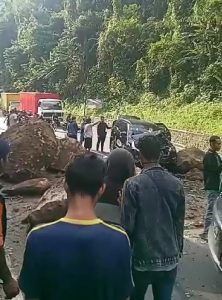 Akibat Longsor, Sebuah Minibus Tertimpa Batu Raksasa