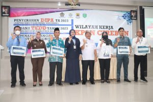 Serahkan DIPA Petikan dan Buku Alokasi TKD 2023, Bupati Cirebon Minta Perangkat Daerah Percepat Penanganan Kemiskinan